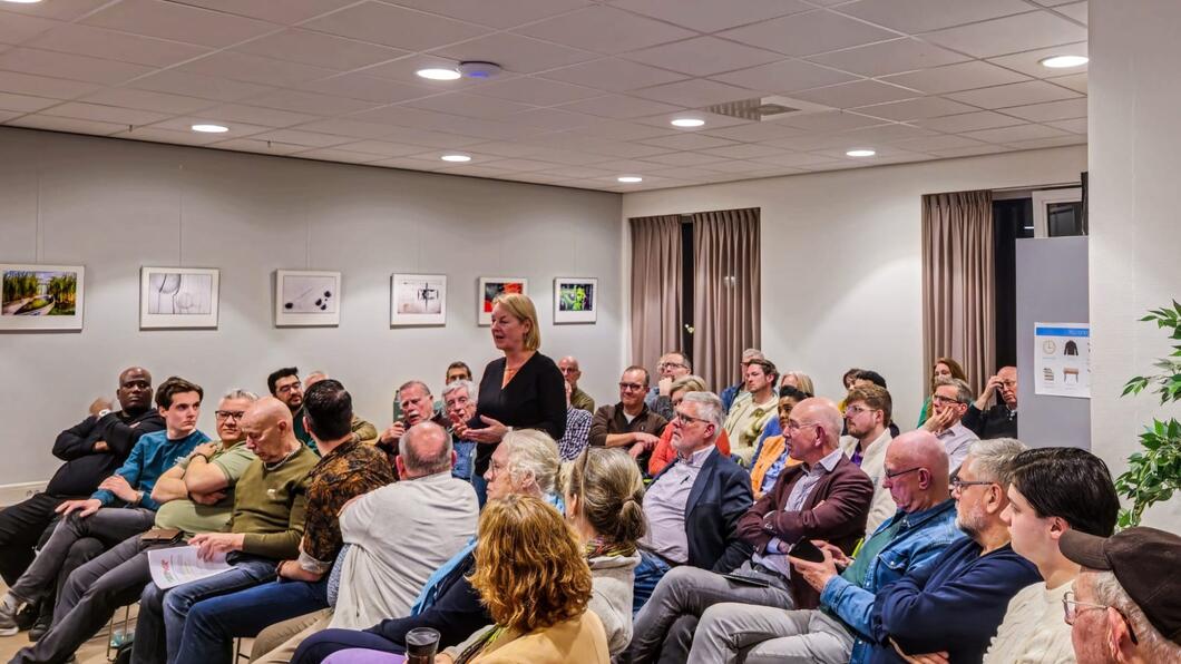 Zaal met leden van GroenLins en PvdA Ede tijdens de algemene ledenvergadering