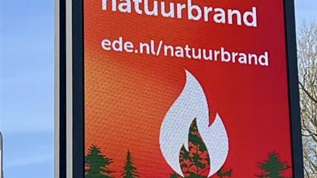Informatiebord met tekst ‘let op door droogte hoog risico op natuurbrand’.