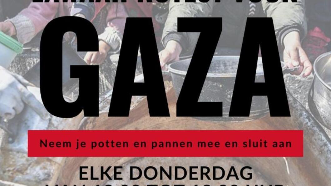 Op de achtergrond in watermerk hongerige kinderen die de handen uitstrekken ervoor in caps en dicht gedrukt ‘Gaza’ rood onderstreept. Elke donderdag van 6 tot 7 een lawaaidemo op station Ede-Wageningen.