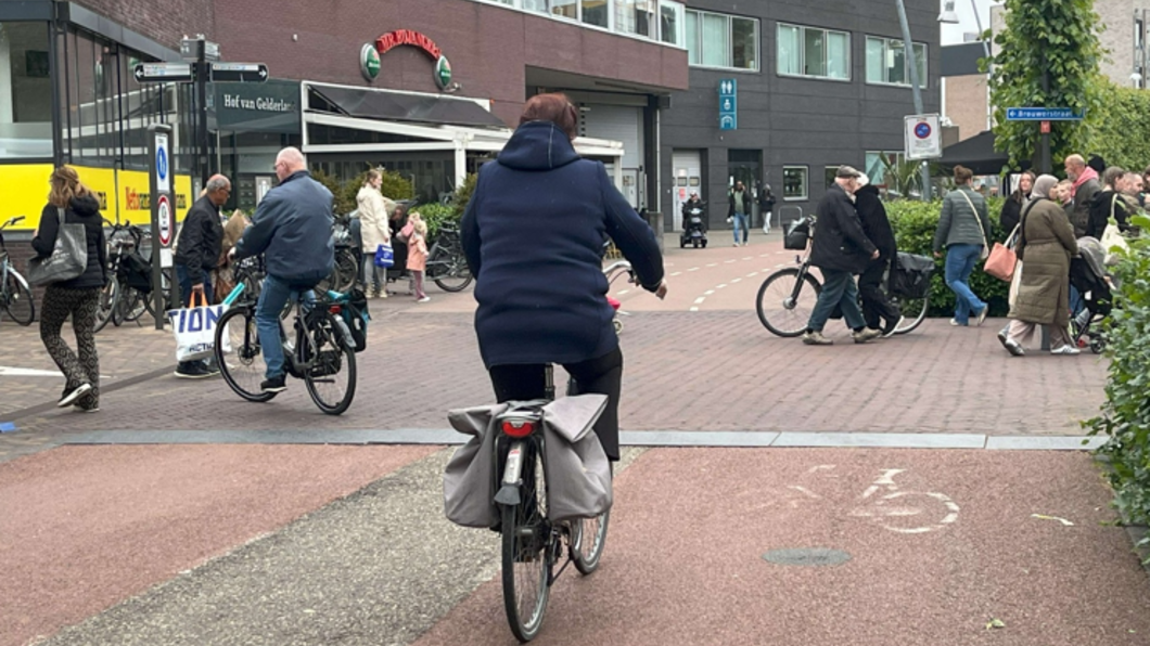 Fietser in centrum Ede.