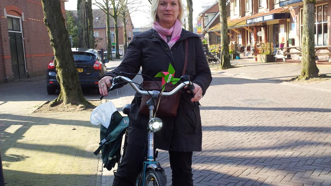 Ellen Out op de fiets in Otterlo