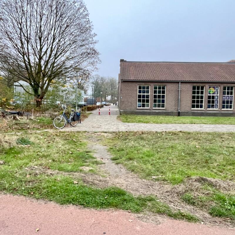 Fietsers zoeken alternatieve route bij gebrek aan duidelijke bewegwijzering.