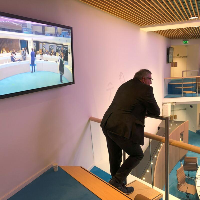 Peter van Leusden op de publiekstribune van de raadzaal in Ede.