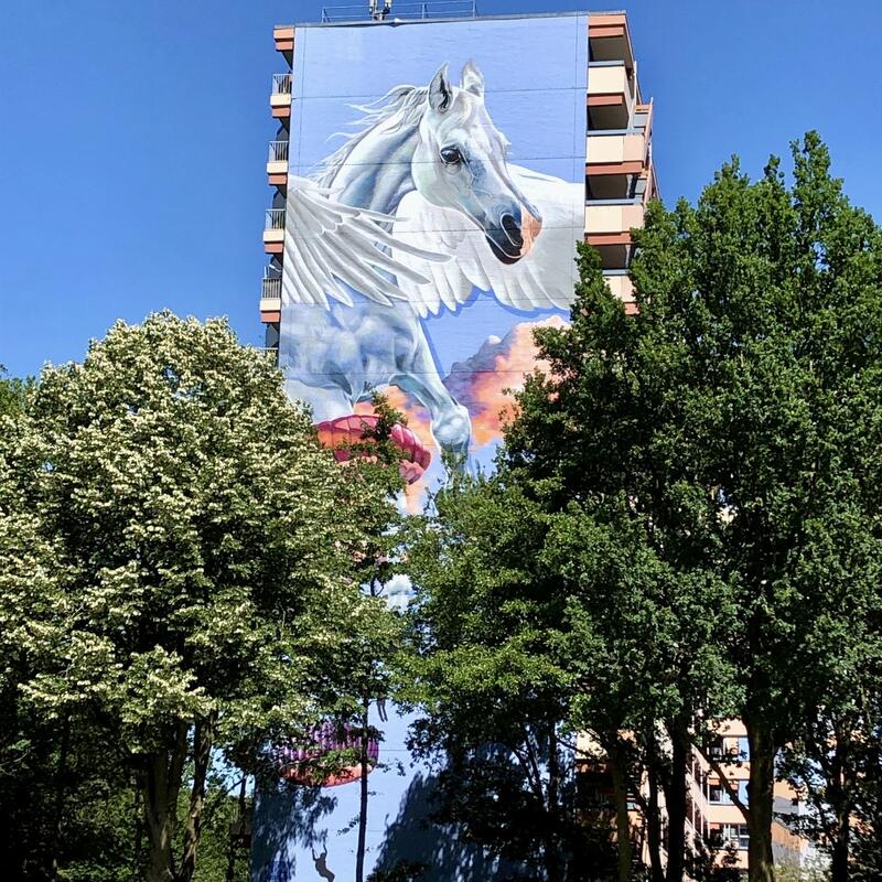 Hoogbouw in Ede-Zuid met daarop een streetart van de Pegasus. 