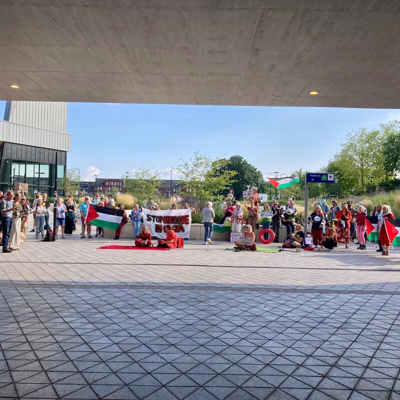 Vanuit de stations onderdoorgang kijken we naar een groep van 100 mensen die demonstreert tegen uithongering en voor voedsel voor de bevolking van Gaza. 