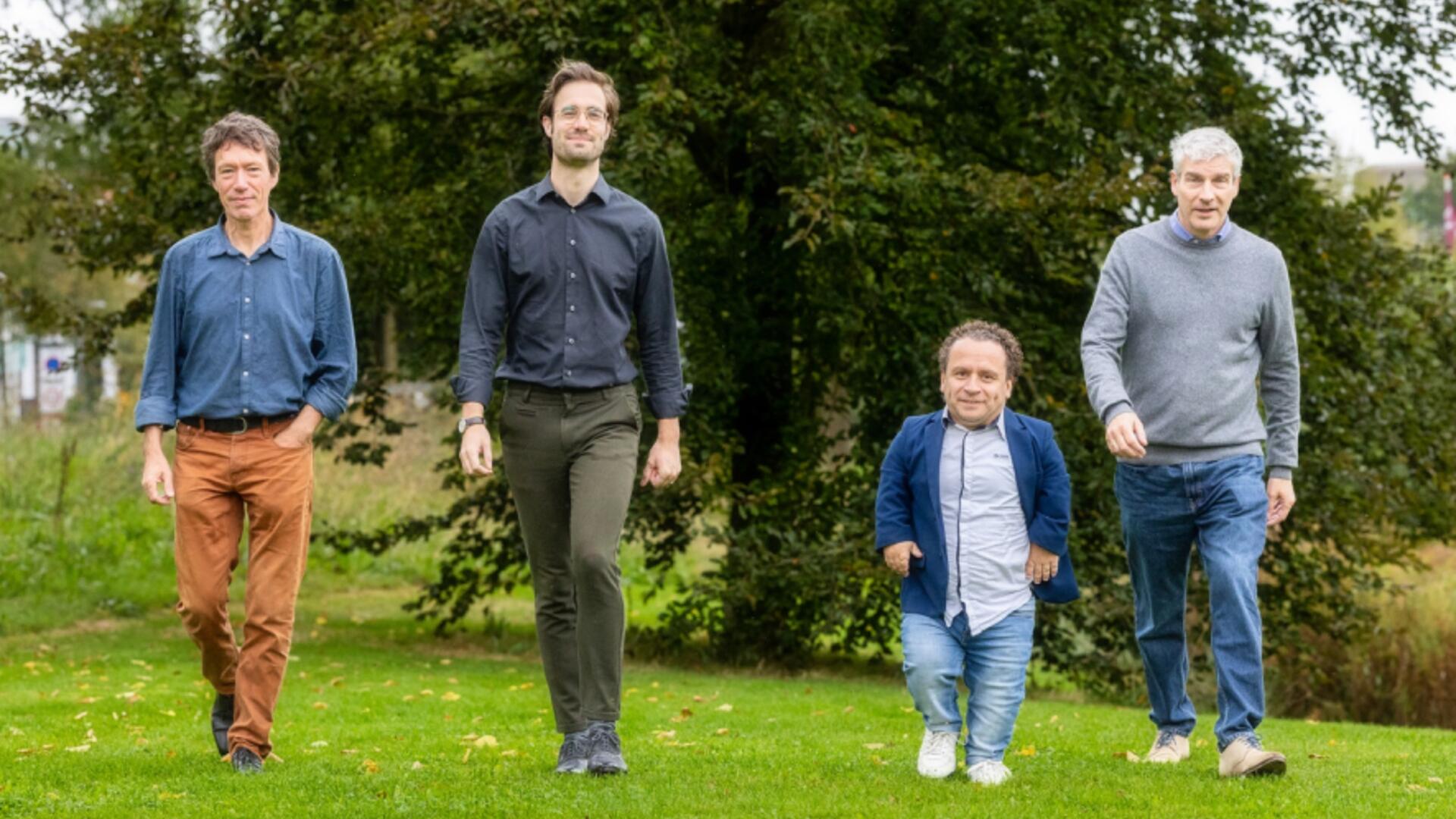 Vier mannen, afdelingsbestuur GroenLinks Ede, lopen richting de camera. Locatie Stadspark Ede.