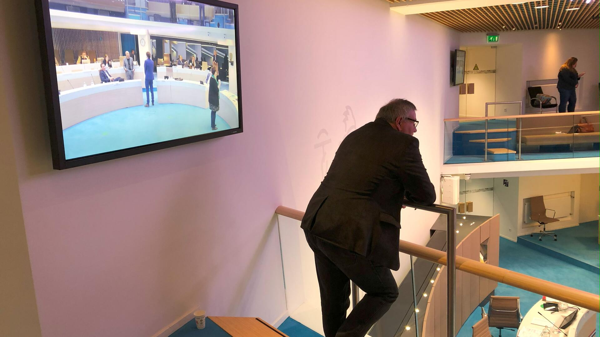 Peter van Leusden op de publiekstribune van de raadzaal in Ede.